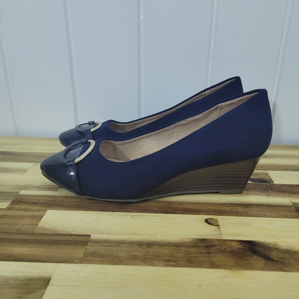 Gloria Vanderbilt Navy Wedge Heels Size 9.5 Business Career Wear Gold Accent